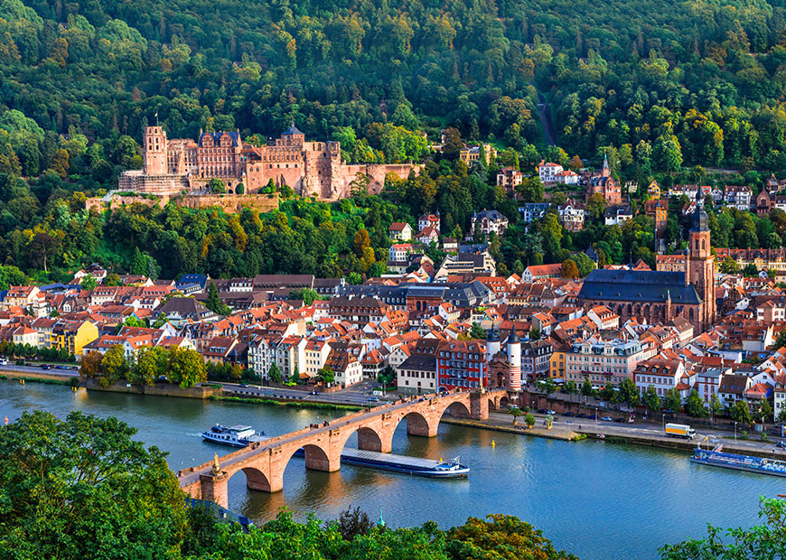 Alemanha - Heidelberg medieval, vista do navio fluvial com a ponte e o castelo Karl Theodor